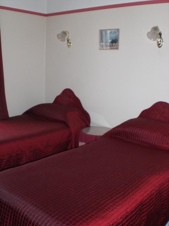 Melville Lodge Gatwick Horley Room photo