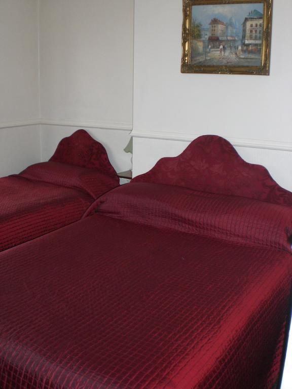 Melville Lodge Gatwick Horley Room photo